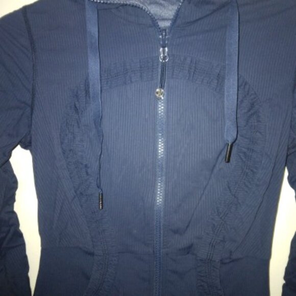 Lululemon hooded Define jacket with ruching size 8 (M ) - Picture 2 of 5